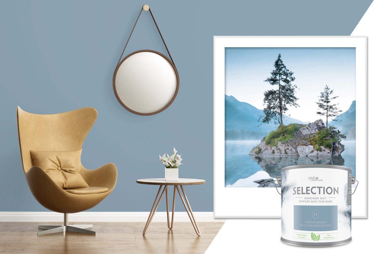 Woonkameropstelling met fauteuil, tafel met bloemenvaas, spiegel, ingelijste foto en blik muurverf