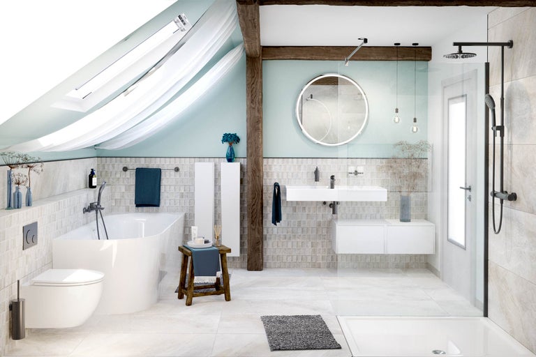 Lichte badkamer met bad, douche, wastafel en toilet onder een dakraam