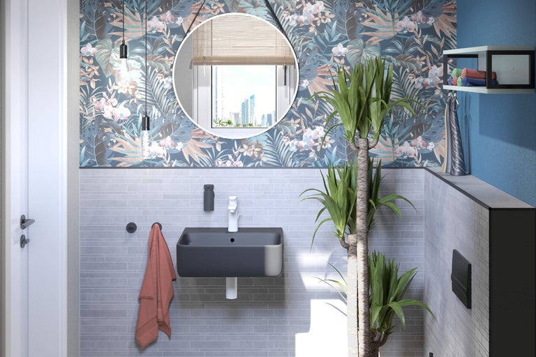 Badkamer met wastafel, spiegel en bloemenbehang