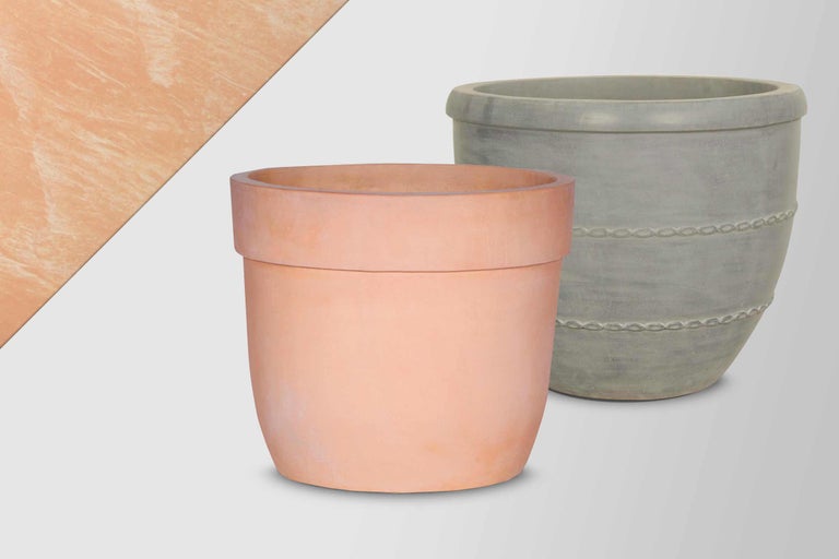 Twee plantenbakken van terracotta en aardewerk