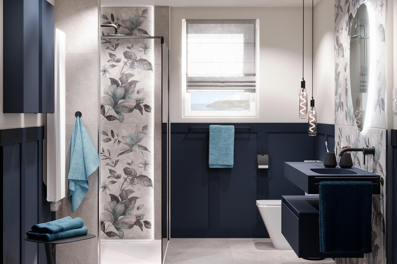 Moderne badkamer met douche, wastafel, spiegel en florale accenten