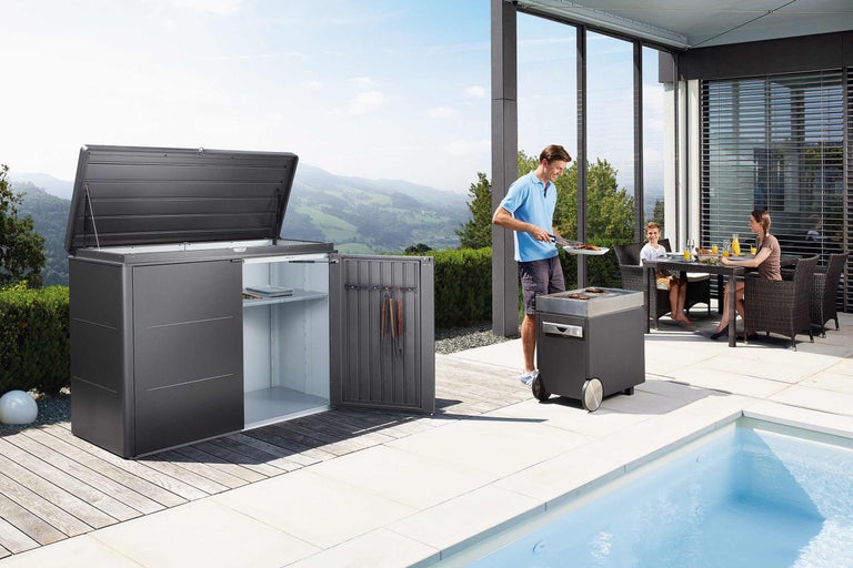 Terras met opbergbox, barbecue en familie die buiten eet