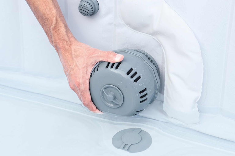 Installatie van het filtersysteem in een opblaasbare jacuzzi