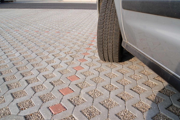 Grastegels met grindvulling naast een auto
