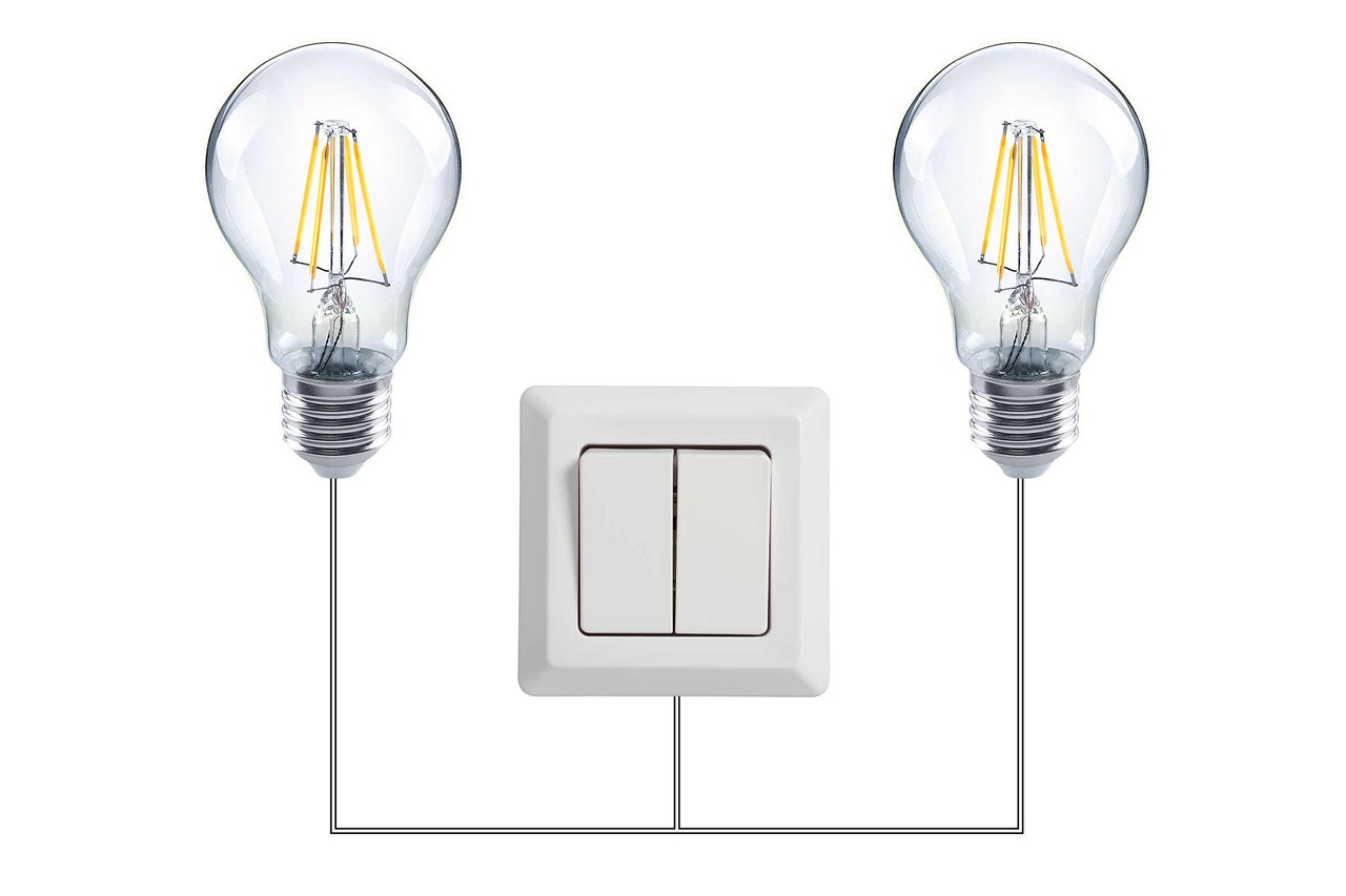 Twee gloeilampen verbonden met een lichtschakelaar
