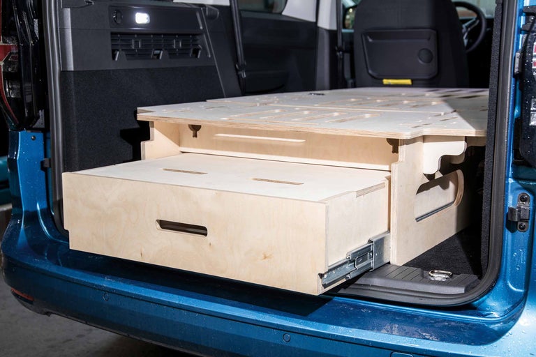 Houten lade in de kofferbak van een auto