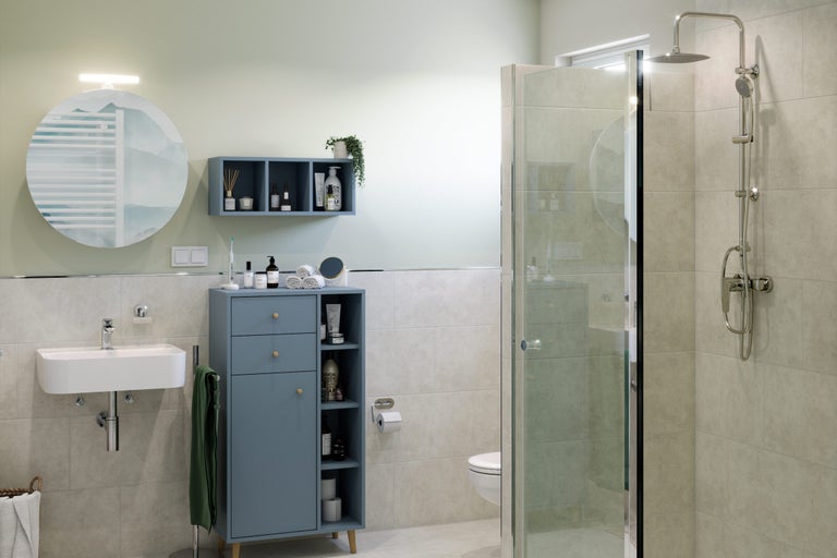 Lichte badkamer met wastafel, spiegelkast, douche en toilet