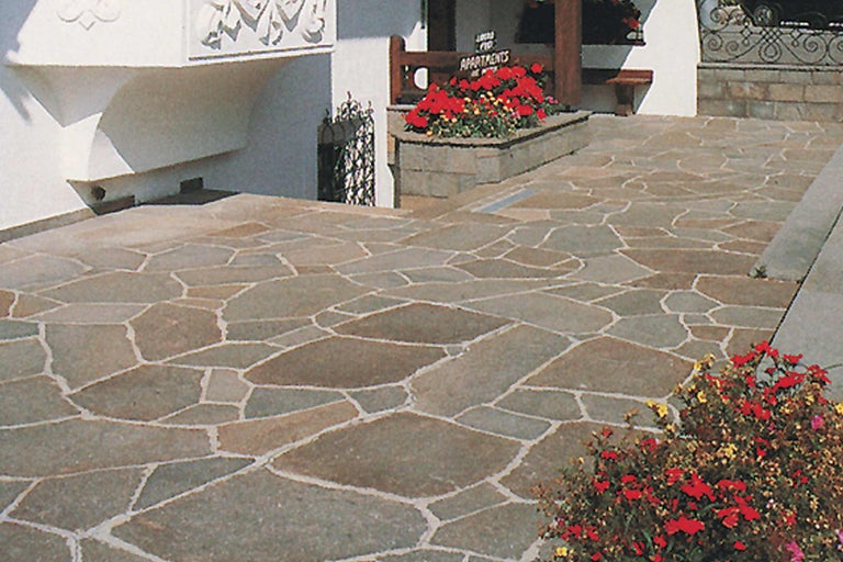 Buitenkant bedekt met veelhoekige platen