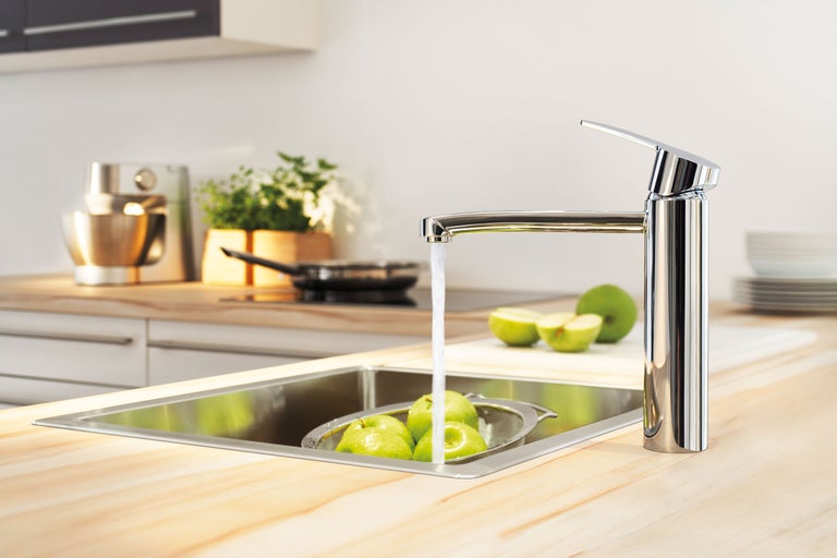 Keukenscène met spoelbak, kraan en appels