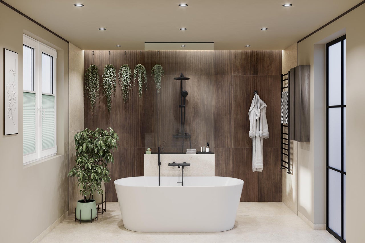 Moderne badkamer met wit vrijstaand ligbad, zwarte kranen, houten wand, planten en douche met glazen wand.