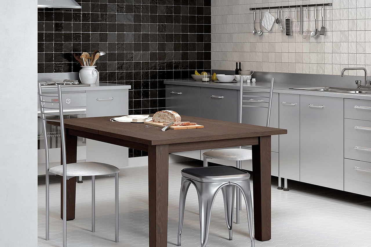Keukenopstelling met eettafel, stoelen, keukengerei en tegels