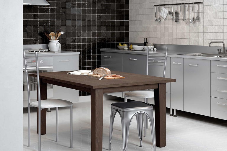 Keukenopstelling met eettafel, stoelen, keukengerei en tegels