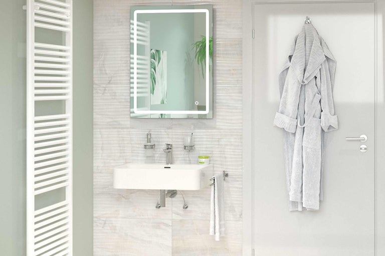 Lichte badkamer met wastafel, spiegel met verlichting, radiator en badjas aan de deur