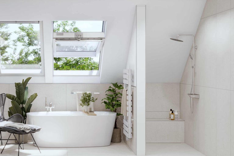 Lichte badkamer met dakramen, bad, douche en radiator