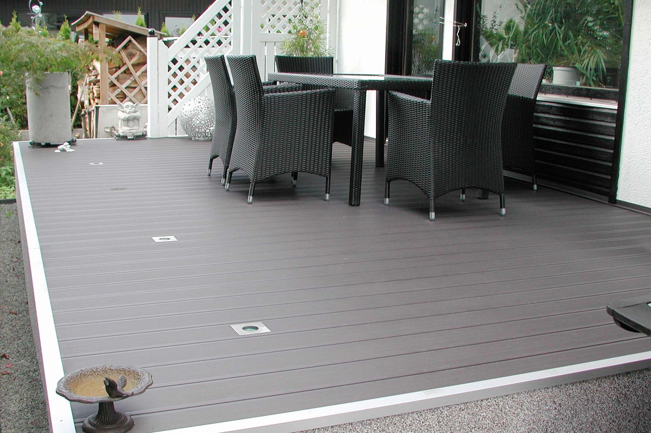 Terras met terrasplanken vloer, zithoek en buitenverlichting