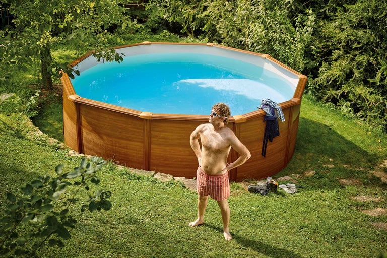 Opzetzwembad in tuin met man