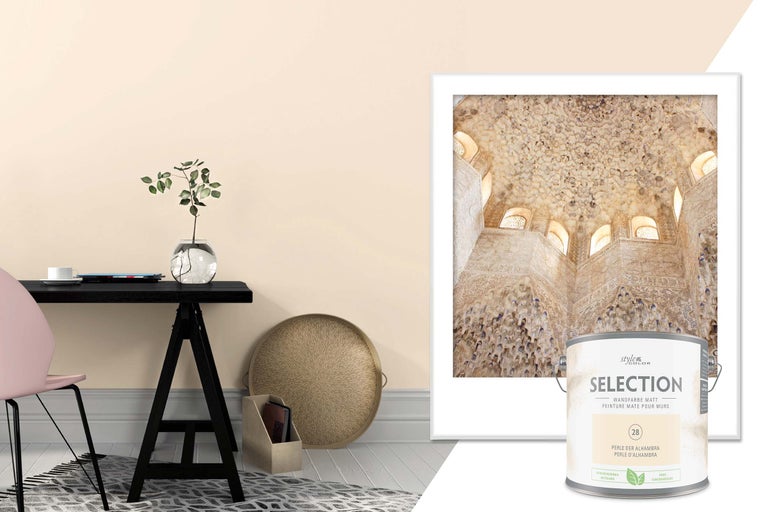 Scene met StyleColor Selection muurverf mat Parel van Alhambra, verfemmer en woonaccessoires.