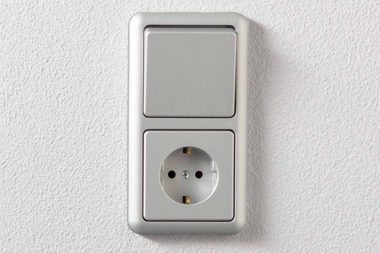 Combinatie van schakelaar en stopcontact voor stroomvoorziening