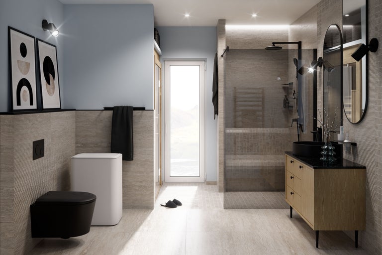 Lichte badkamer met douche, wastafel, toilet en handdoekradiator