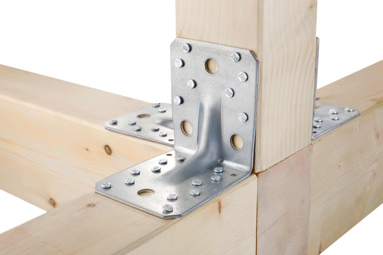 Houten constructie met hoekverbinding en bouten