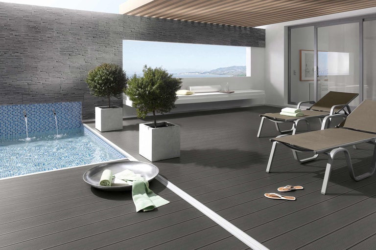 Terras met zwembad, ligstoelen en beplanting