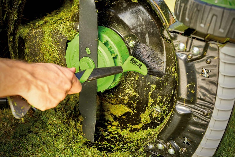 Reiniging van een grasmaaier met een borstel van for_q