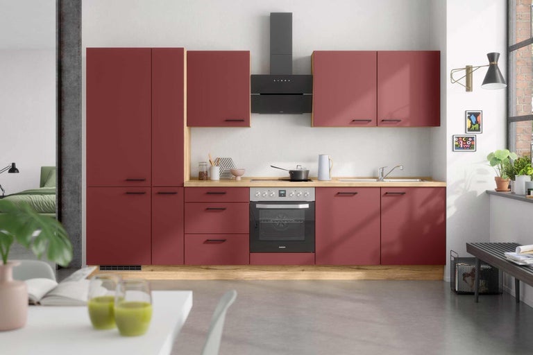 Moderne keuken met rode kasten, houten werkblad en zwarte elementen