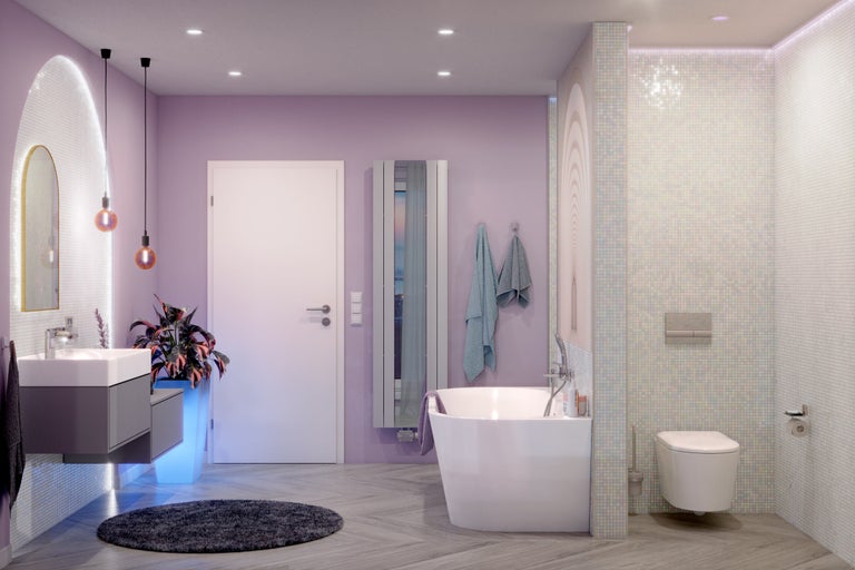 Lichte badkamer met ligbad, wastafelonderkast en mozaïektegels