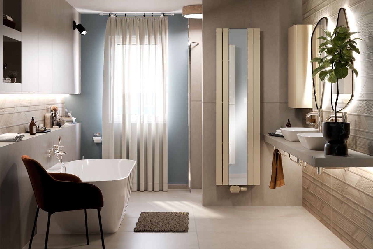 Moderne badkamer met ligbad, wastafel, spiegel en radiator