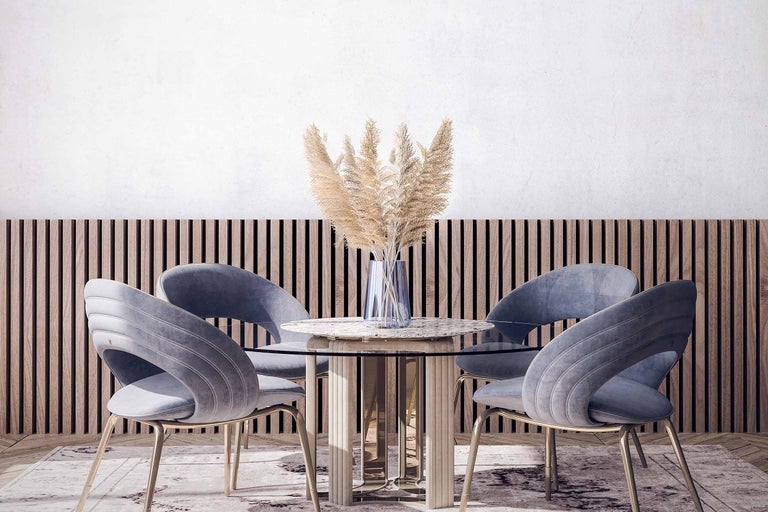 Eetkamer met ronde tafel, stoelen en decoratieve vaas