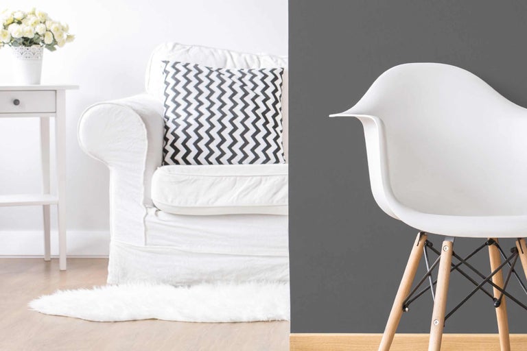 Woonkameropstelling met bank, kussen, bijzettafel, bloemen en stoel