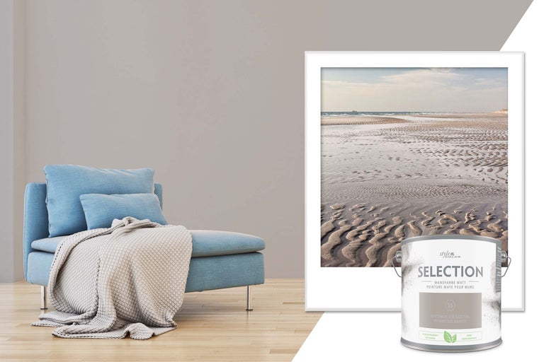 Woonkameropstelling met verfemmer, muurverf, fauteuil en schilderij