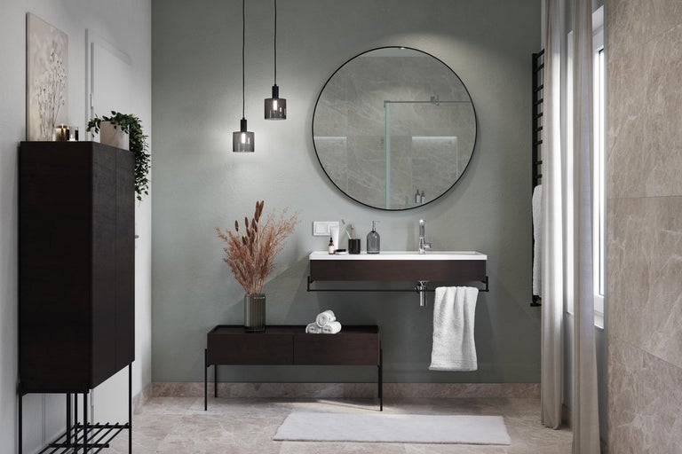 Badkamer met wastafel, spiegel, hanglampen, handdoekradiator en hoge kast voor een georganiseerde indruk.