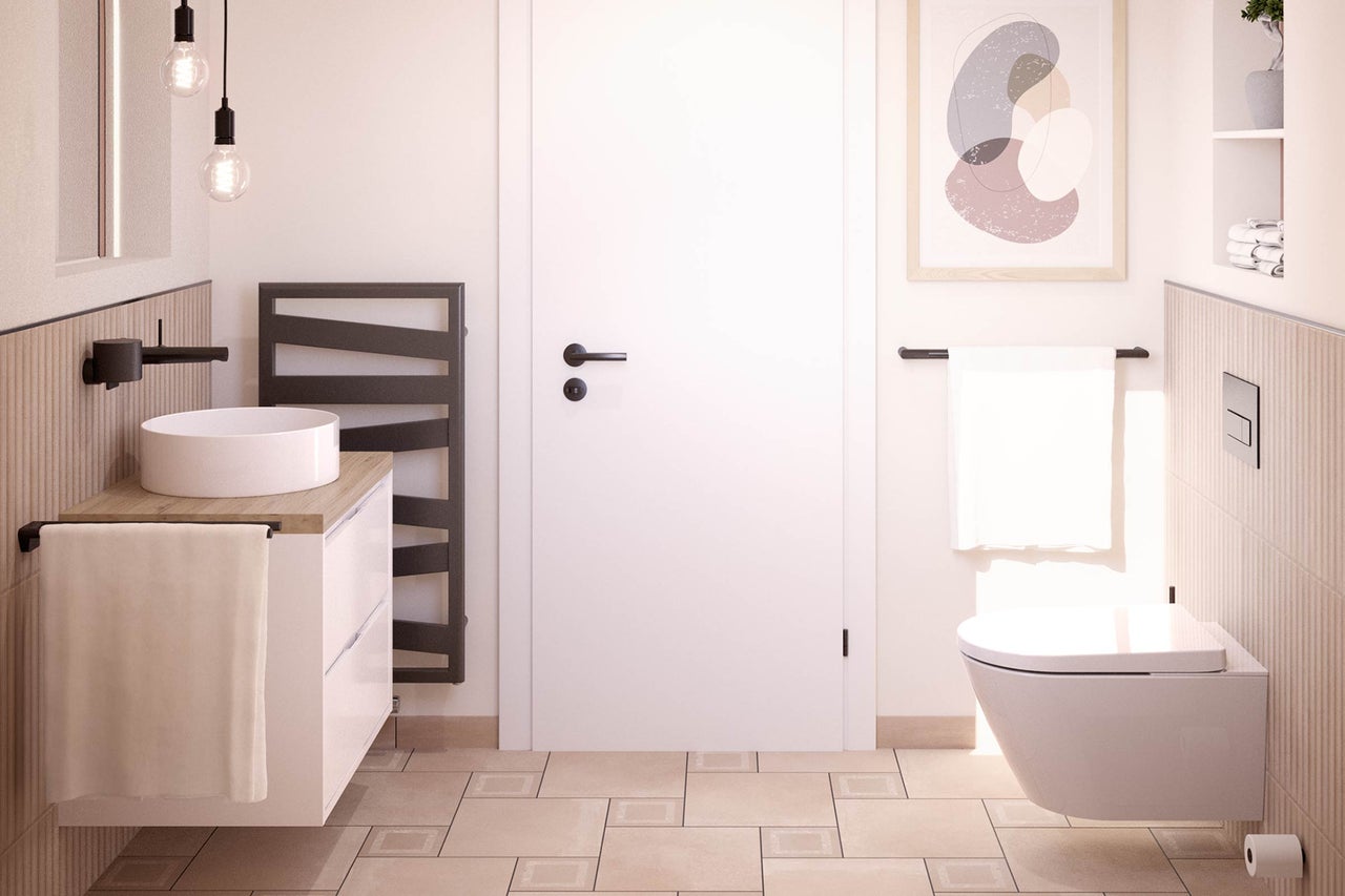 Lichte badkamer met wastafel, handdoekverwarmer en wandcloset