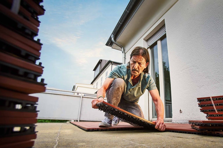 Leggen van leisteen tegels op een grindbed