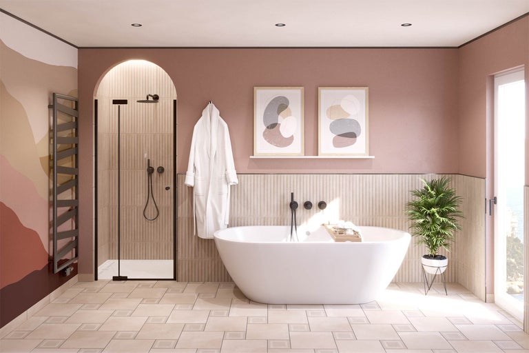 Badkamer met vrijstaand bad, douche en handdoekradiator