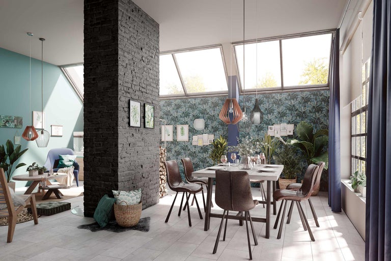 Lichte eetkamer met eettafel, stoelen, decoratieve bakstenen muur en grote ramen.