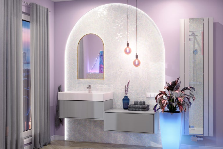 Moderne badkamer met grijs wastafelmeubel, witte wastafel, boogspiegel en verlichte mozaïekwand.