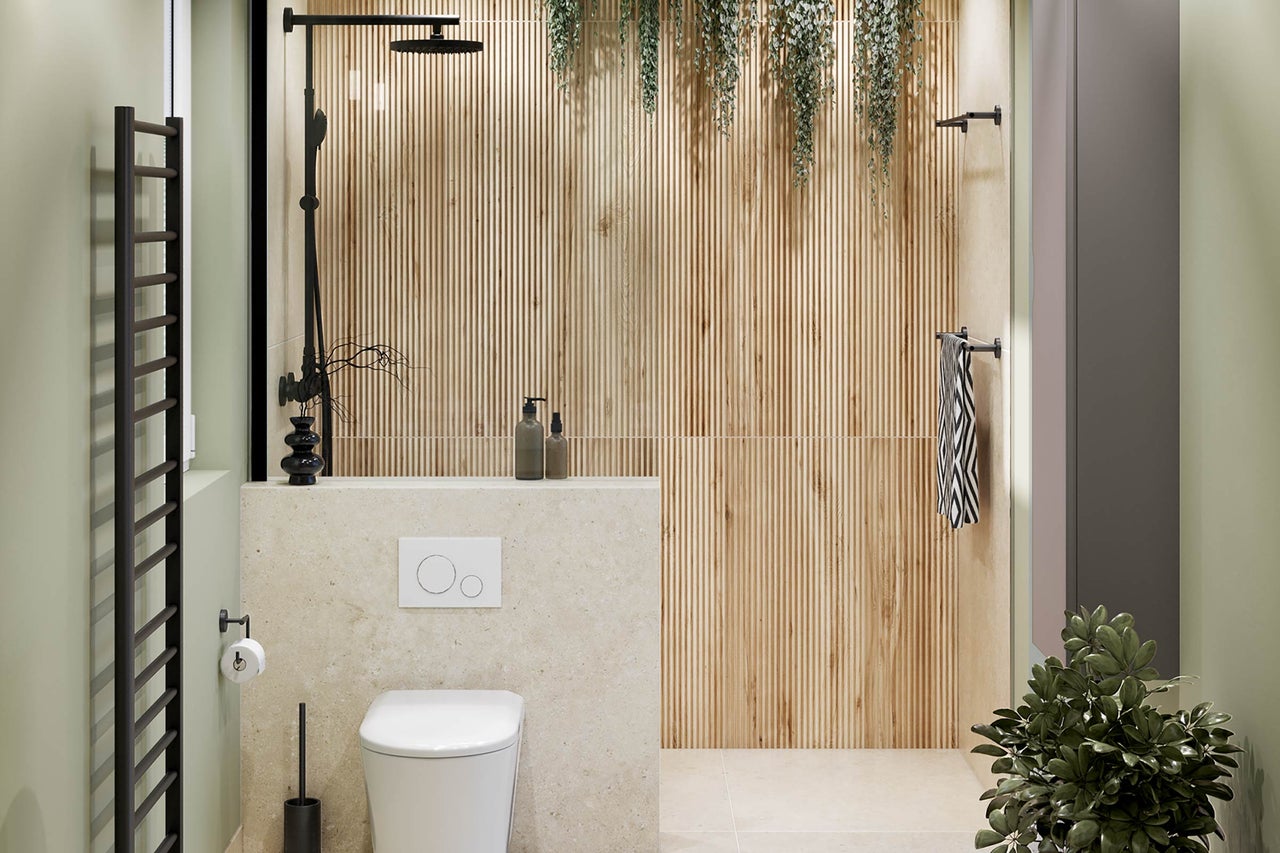 Moderne badkamer met hangend toilet, wand met steenlook, verticale houten latten, zwarte douchekraan en handdoekradiator.