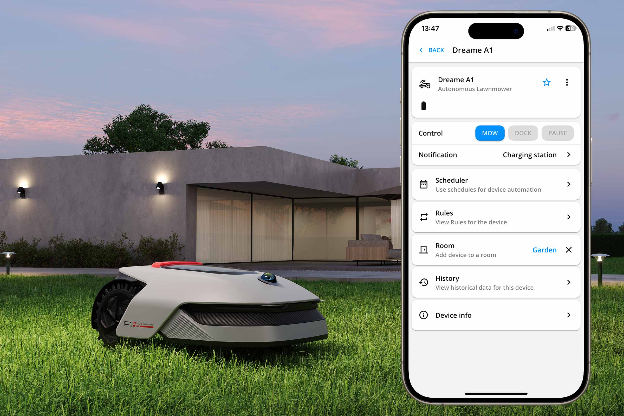 Een autonome grasmaaier op een gazon met een smartphone-app op de voorgrond