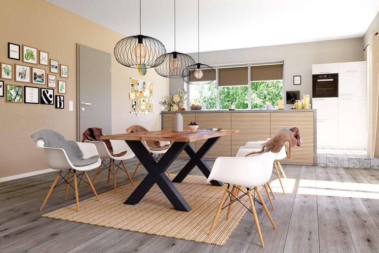 Eetkamer met houten tafel, designstoelen en hanglampen