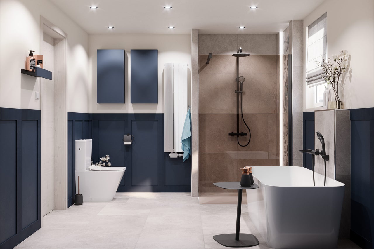 Moderne badkamer met ligbad, douche, toilet en blauwe wandbekleding