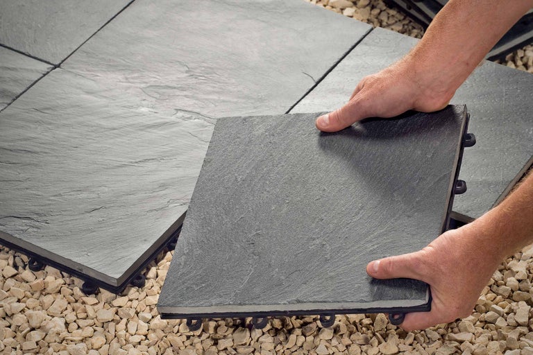 Leggen van leisteen tegels op een grindbed