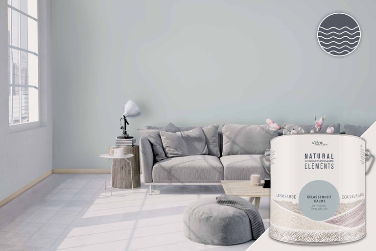 Lichte woonkamer met bank en een emmer StyleColor Natural Elements leemverf Gelassenheit Calme.