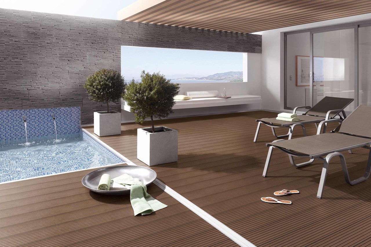 Terras met houten terras, zwembad en ligstoelen