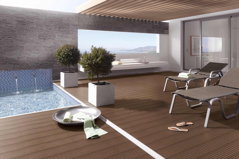 Terras met houten terras, zwembad en ligstoelen