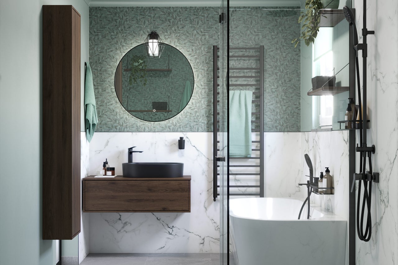 Moderne badkamer met wastafel, spiegel, handdoekradiator en bad.
