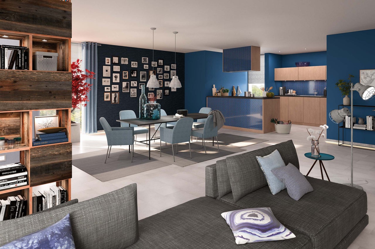 Woonkamer met bank, eettafel met stoelen en rekken