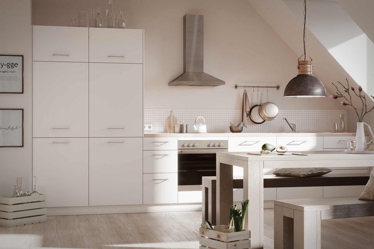 Lichte keuken met eettafel en keukenapparatuur