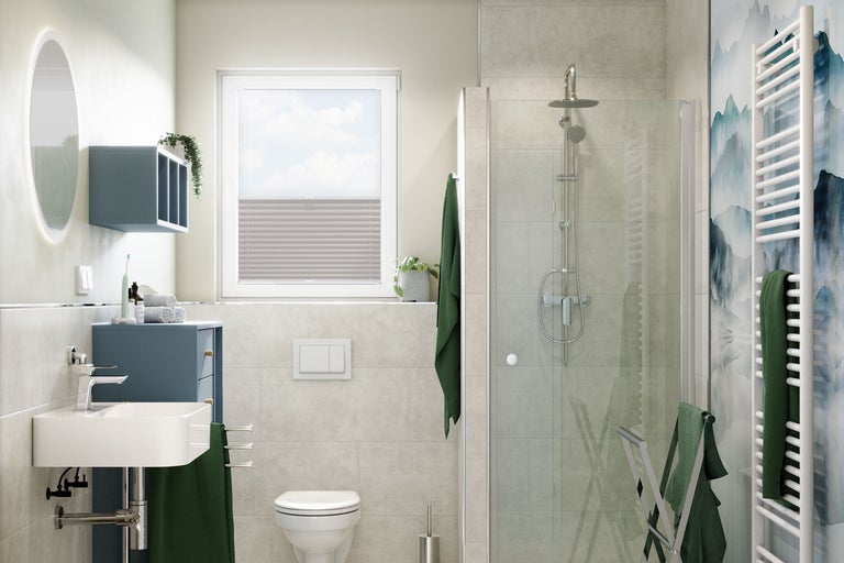 Lichte badkamer met douche, wastafel, toilet en radiator